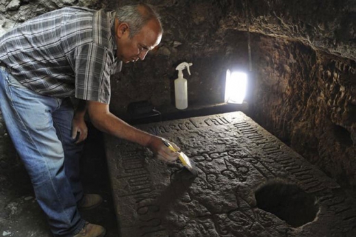 발굴팀 관계자가 미겔 데팔로마레스 신부의 비석을 조심스럽게 살피고 있다. 오른쪽 위에 십자가를 세웠던 구멍이 보인다.