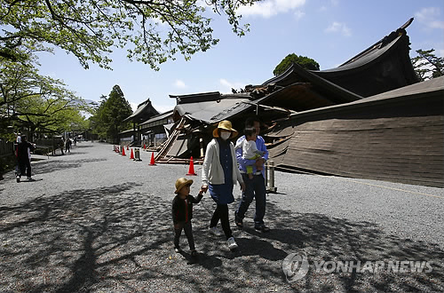 '신사'(神社)도 '펄썩'하셨네 (아소<日구마모토현> AP=연합뉴스) 17일 일본 남서 구마모토현 아소에서 일가족이 강진으로 붕괴한 유명 아소 신사 앞을 지나고 있다. bulls@yna.co.kr