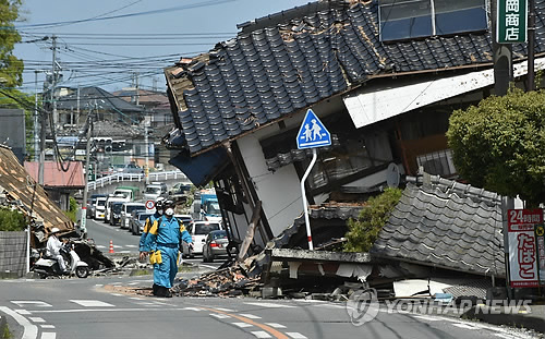 연쇄지진으로 피해가 가장 큰 구마모토현 마시키에서 경찰이 지진으로 무너진 주택가를 돌며 실종자 수색에 나선 모습.