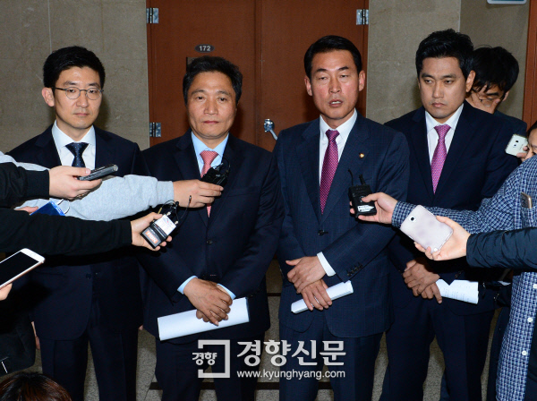 [4·13 선거혁명 혼돈의 여권]원유철 비대위 책임론 뭇매..리더십·존재감 부재 '3중 혼란' - 경향신문