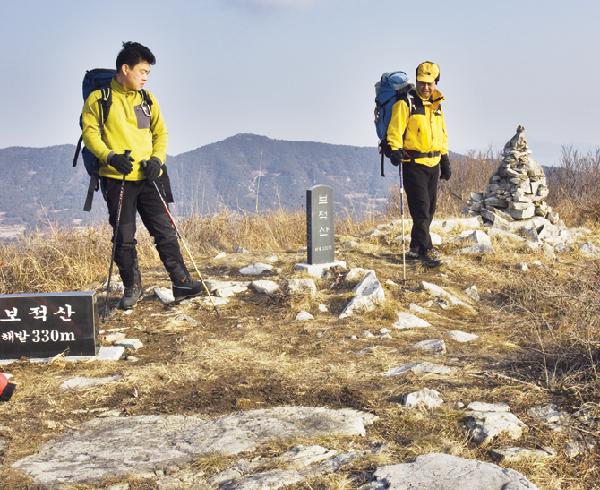 [월간산]보적산 정상. 동서남쪽 바다는 물론 청산도 속살이 한눈에 들어오는 봉이다.