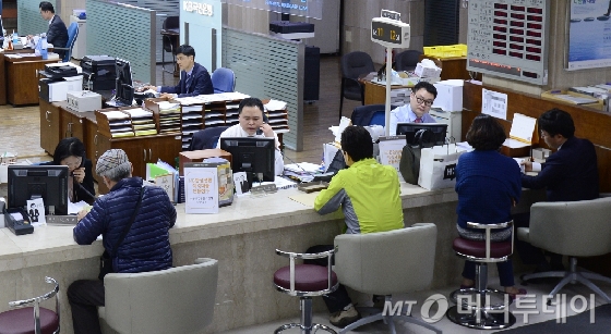 '빚 임계점' 넘은 가계..저소득층 생계비, 고소득층 부동산대출 - 머니투데이
