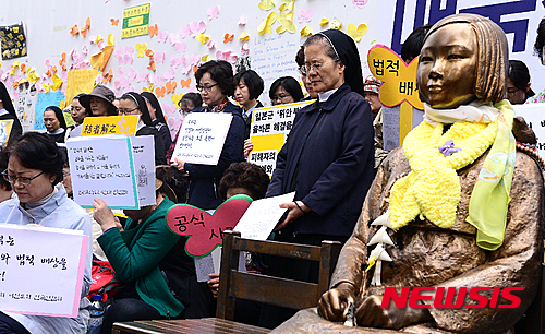 일본 지진 피해자를 위한 묵념하는 수요시위 참가자 - 뉴시스