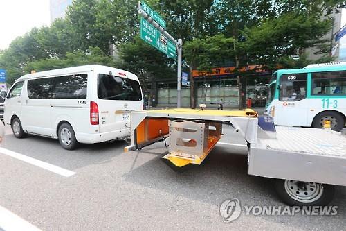 도로함몰 지도구축을 위해 '동공탐사'에 나선 특수 차량이 지난해 첫 작업을 시작하고 있다.