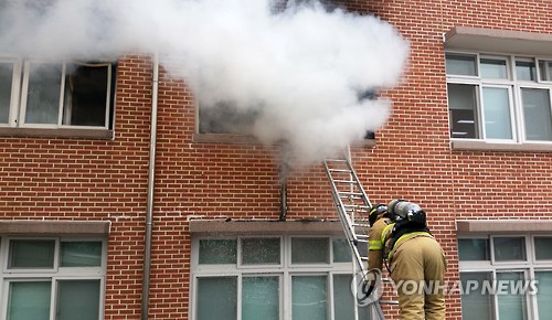 춘천 유봉여중서 불 520여명 대피..15명 연기 흡입(종합) - 연합뉴스
