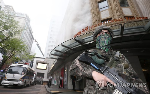 (서울=연합뉴스) 이재희 기자 = 지난달 서울 명동예술극장에서 중구청, 남대문경찰서, 중부소방서 등 관련기관이 국립극단 공연장 대테러훈련을 실시하고 있다. 2016.4.21 scape@yna.co.kr