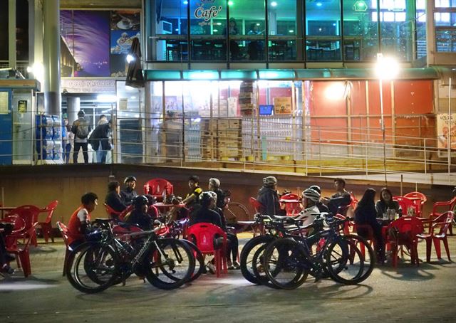 자전거족의 성지로 불리는 한강 반미니.        김주영기자