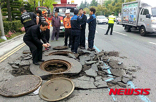 부산서 '도로 맨홀' 주변 폭발..노후 고압전선 합선인듯 - 뉴시스