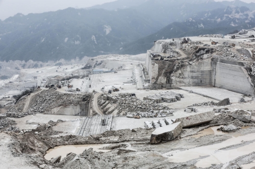 눈 덮인 설산 풍경이 아니다. 불법으로 파헤쳐져 ‘죽음의 땅’으로 전락한 후베이성 쑤이저우시 쑤이현 채광 현장이다. 물은 오염됐고, 나무들은 모두 죽어버렸다. (사진=중국망)