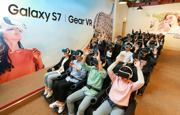 [포토뉴스]VR 썼더니..진짜 '티익스프레스' 탄 것 같아요 - 경향신문