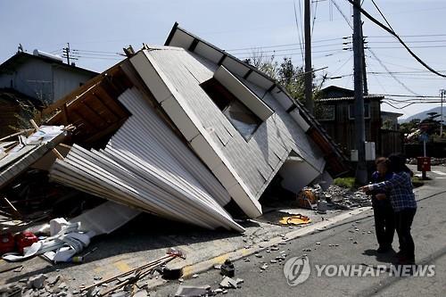 구마모토 연쇄 지진으로 붕괴된 주택[EPA=연합뉴스 자료사진]