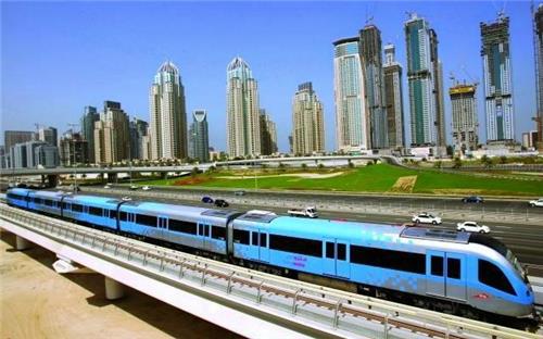 무인 운행중인 두바이 전철