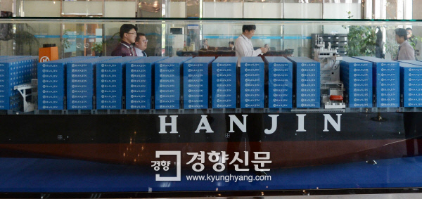 [위기의 해운업]한진해운 '경영권 포기'론 부족..당국, 대주주 사재 출연 압박 - 경향신문