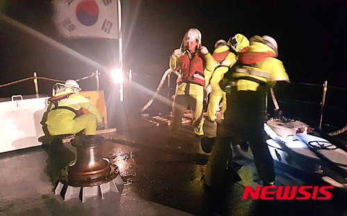 울산해경, 간절곶 앞바다 표류하던 어선 예인중 - 뉴시스