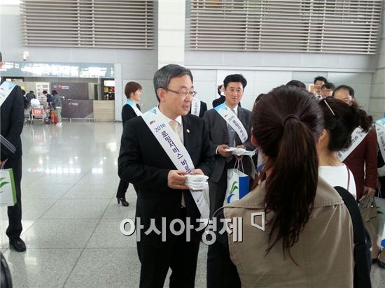 방송통신위원회는 28일 인천국제공항에서 이동통신 3사, 알뜰폰 사업자 및 한국정보통신진흥협회(KAIT) 등과 함께 해외에서 스마트폰을 안심하고, 알뜰하게 이용할 수 있는 방법을 안내하는 캠페인을 전개했다. 최성준 방송통신위원장(가운데)이 이날 인천국제공항을 찾아 시민들에게 해외 데이터로밍 서비스에 대해 설명하고 있다.