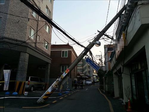 수원 주택가서 전봇대 넘어져..한때 정전 피해 - 연합뉴스