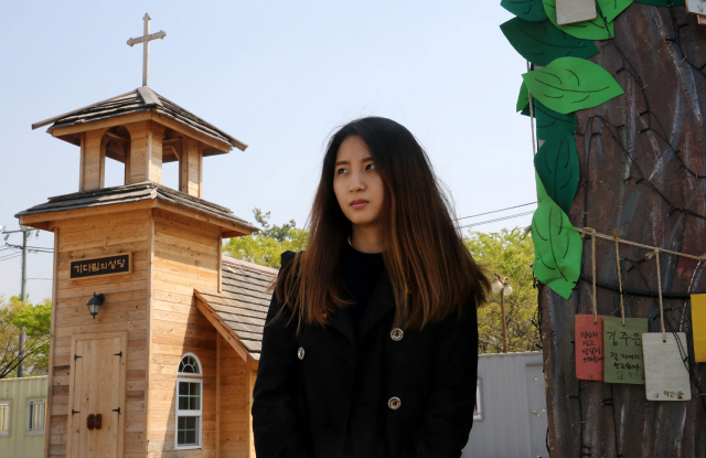 안산합동분향소 주차장에서 ‘기다림의 성당’을 배경으로 선 박보나씨. 보나씨는 인터뷰에서 “(2년 뒤 자신에게 편지를 쓴다면) 그때도 내가 지치지 않았으면 좋겠다. 포기하지 않고 진상을 밝히기 위한 노력을 계속하고 있길 바란다”고 말했다. 강재훈 선임기자 khan@hani.co.kr
