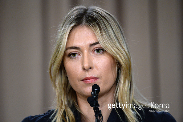 마리아 샤라포바가 8일 미국 LA에서 기자회견을 열고 도핑테스트에서 양성 결과를 받은 사실을 발표하며 금지약물 복용에 대해 해명하고 사과하고 있다. Getty Images/이매진스