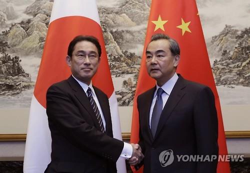 中외교부장, 日외무상에 '언행일치' 촉구..