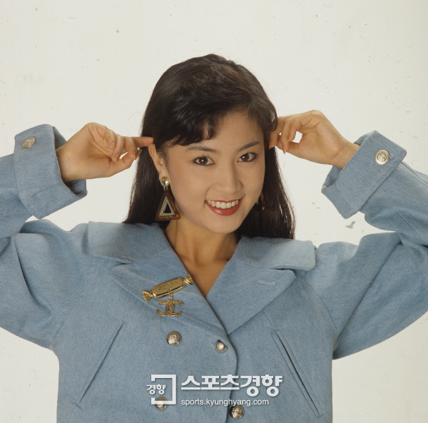 스튜디오에서 상반신의 김혜선. 1989년 경향신문 자료사진