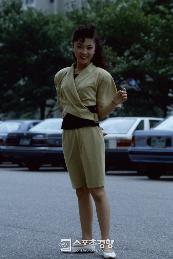 도로위에서 양장차림으로 서서 포즈를 취하는 김혜선. 1989년 경향신문 자료사진