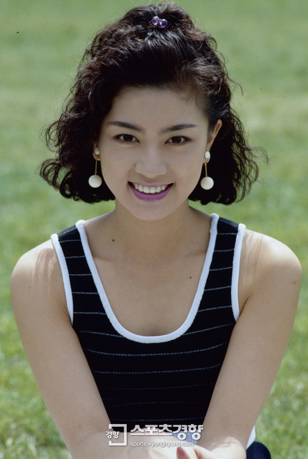 야외에서 캐주얼 상반신의 김혜선. 경향신문 자료사진