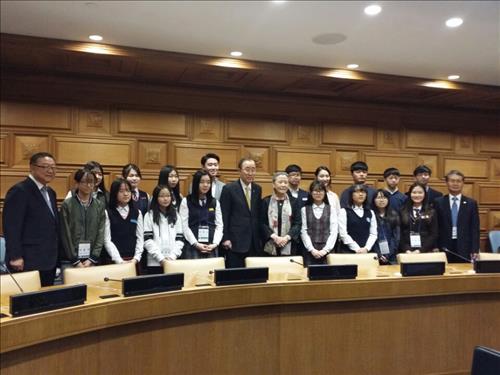 <카메라뉴스> 유엔서 음성 고향 후배들 맞이한 반기문 총장 - 연합뉴스
