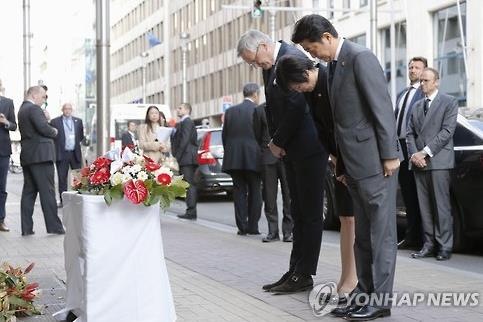 아베 벨기에 테러현장 헌화..