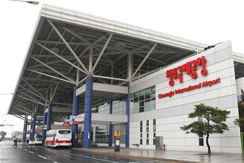 항공기 충돌위기 이어 승용차 활주로 난입..아찔한 청주공항(종합) - 연합뉴스