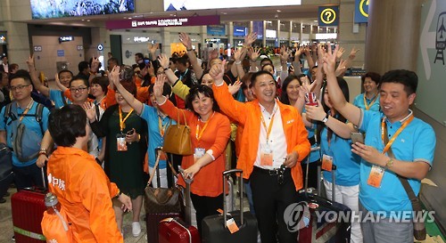 손흔드는 중국 중마이그룹 단체관광객 - 연합뉴스
