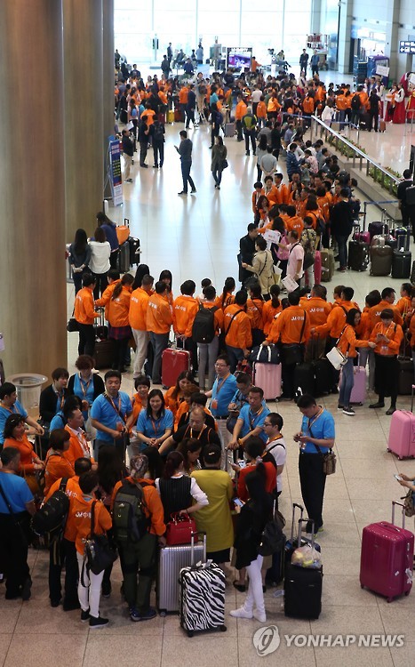 공항 입국장의 중국 중마이그룹 단체 관광객 - 연합뉴스