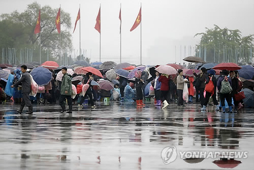 노동당 대회 축하공연 앞둔 김일성광장 표정 (평양 AP=연합뉴스) 36년만에 열리는 북한 제7차 노동당 대회 개막일인 6일(현지시간) 당대회 개최 축하 공연이 벌어질 평양 김일성광장에 많은 사람들이 모여 꽃다발을 들고 기다리고 있다. ymarshal@yna.co.kr