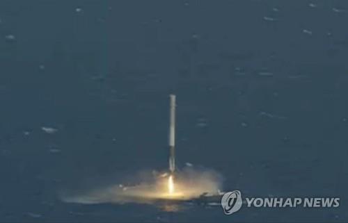 지난달 8일(현지시간) 스페이스X의 1단 로켓 추진체가 대서양 해상에 놓인 무인선 위로 내려앉고 있다. (AP=연합뉴스)