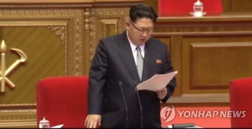 당대회에 정장 차림으로 등장한 北김정은     (도쿄=연합뉴스) 조준형 특파원 = 김정은 북한 국방위원회 제1위원장이 6일 평양 4·25문화회관에서 개막한 제7차 당대회에서 양복 정장에 넥타이 차림으로 개회사를 낭독하는 모습이다. 2016.5.6 [NHK 홈페이지 영상 캡쳐]     jhcho@yna.co.kr