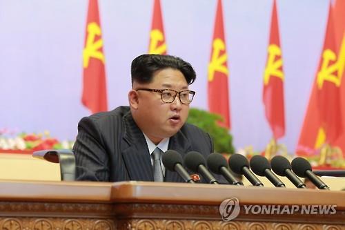 北 김정은, 노동당 제7차대회에서 개회사 (서울=연합뉴스) 북한이 6일 평양 4.25문화회관에서 제7차 노동당대회를 개최했다고 노동신문이 7일 보도했다. 사진은 뿔테 안경을 쓰고 회색 넥타이와 검은색 줄무늬 양복차림의 김정은이 개회사를 하는 모습.2016.5.7 << 국내에서만 사용가능. 재배포 금지. For Use Only in the Republic of Korea. No Redistribution >> hkmpooh@yna.co.kr (끝)