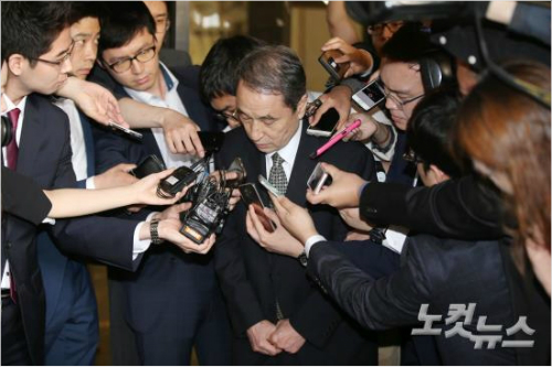 신현우 옥시레킷벤키저 전 사장이 9일 오전 조사를 받기 위해 서울 서초구 서울중앙지방검찰청으로 출석하고 있다. 사진=박종민 기자