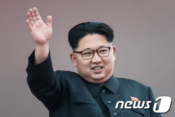 북한 노동당 제7차 대회 폐막을 기념하기 위해 마련된 10일 평양 김일성 광장 군중대회 및 군중시위에서 김정은 노동당 위원장이 주민들에게 손을 흔들어주고 있다. &copy; AFP=뉴스1 &copy; News1 최종일 기자
