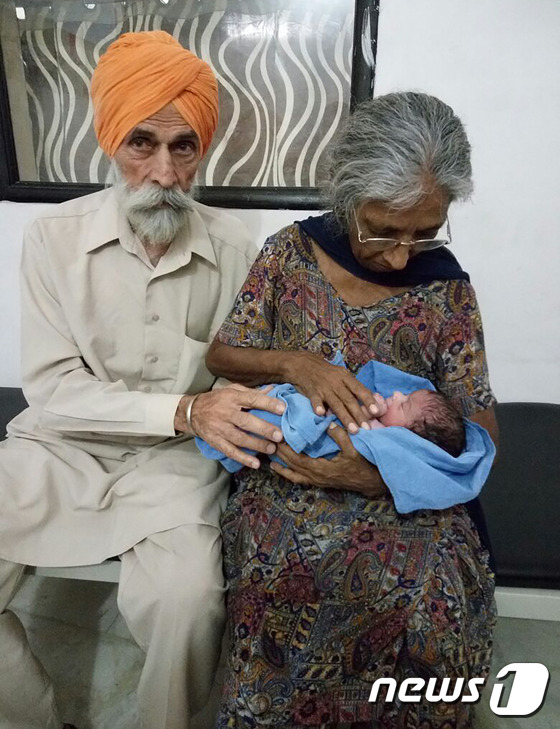 인도에서 지난달 아들을 출산한 70대 여성 달진데르 카우르(오른쪽)와 남편. © AFP=뉴스1