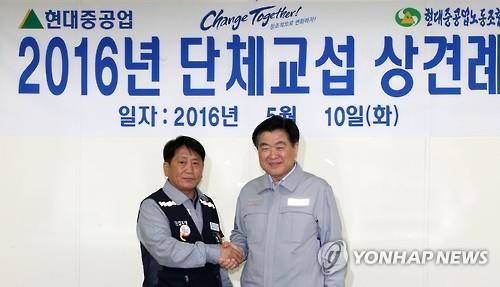 악수하는 권오갑 사장과 백형록 노조위원장 (울산=연합뉴스) 김용태 기자 = 10일 오후 울산 현대중공업에서 권오갑 사장(오른쪽)과 백형록 노조위원장이 올해 단체교섭 상견례를 갖고 악수하고 있다.