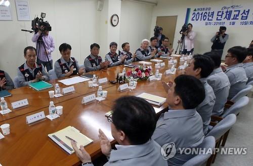 현대중공업 단체교섭 노사 상견례 (울산=연합뉴스) 김용태 기자 = 10일 오후 울산 현대중공업에서 올해 단체교섭을 앞두고 노사 대표들이 상견례를 하고 있다.