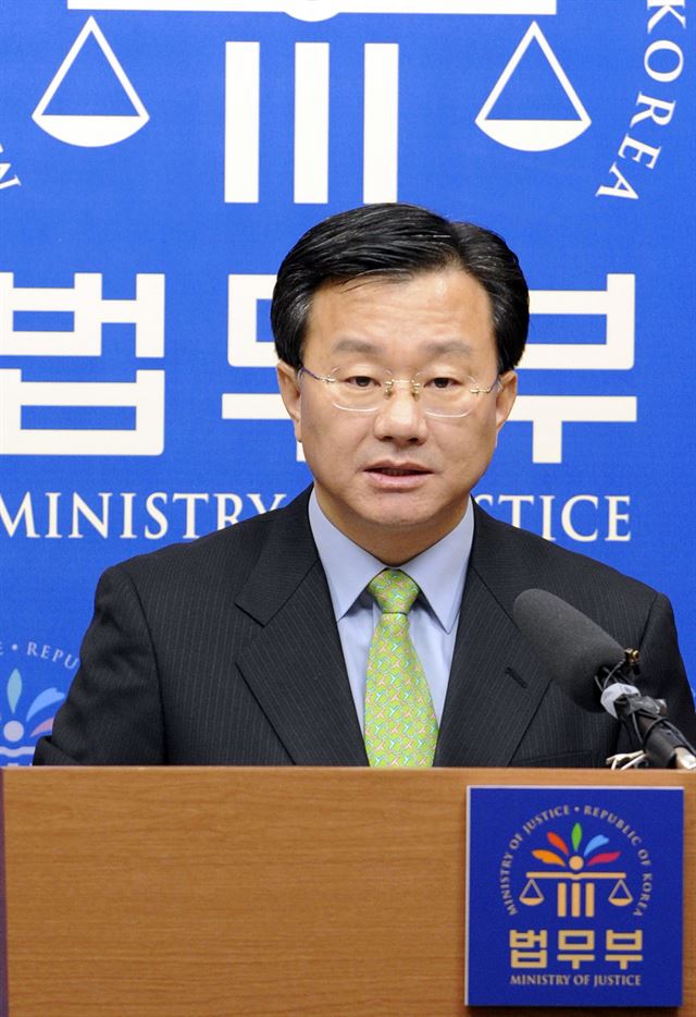 홍만표(57·사법연수원 17기) 변호사는 서울지검 특수1,2,3부를 거치고 대검 중수 2과장과 서울 중앙지검 특수3부장, 대검수사기획관 등을 지냈다. 한국일보 자료사진