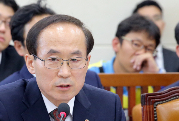 ['가습기 살균제 피해자' 확산]환경부 장관 
