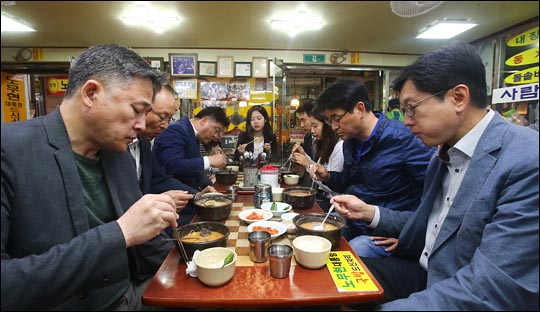더불어민주당 20대 국회의원 당선자 워크숍에 참석차 광주를 방문한 표창원, 최운열, 임종성, 박용진, 김경수 등 더불어민주당 20대 국회의원 당선자들이 13일 오전 광주시 서구 양동시장을 찾아 상인들에게 인사를 마친 뒤 고 노무현 전 대통령이 방문했던 식당에서 아침식사를 하고 있다. ⓒ데일리안 홍효식 기자