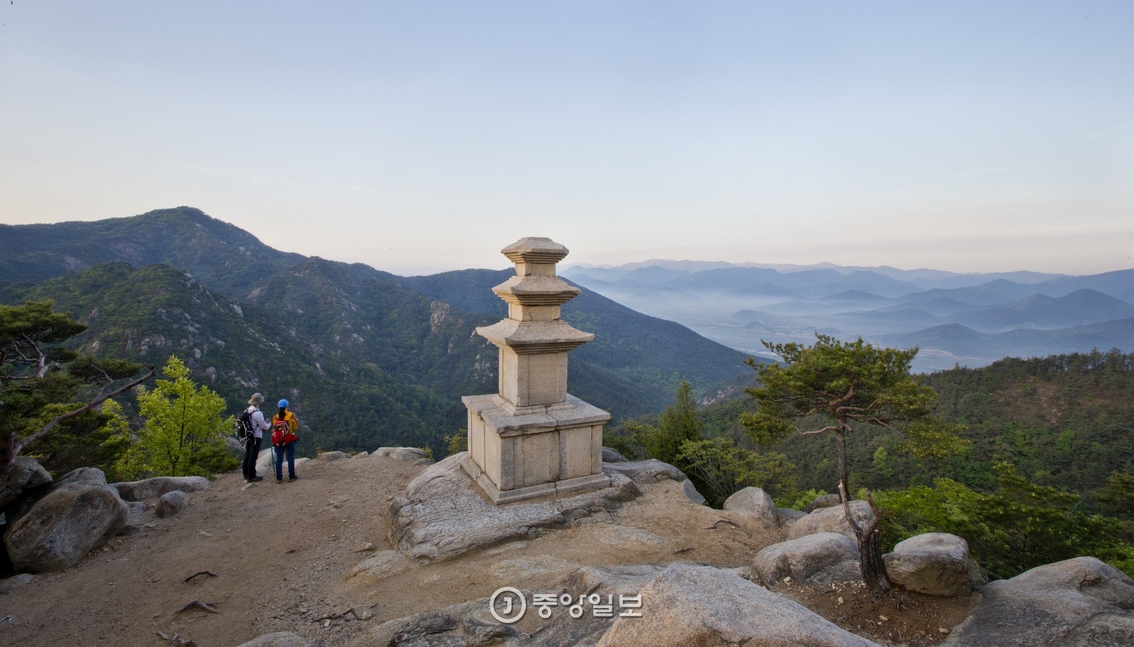 이른 아침 용장사 삼층석탑을 찾아 남산에 올랐다. 산 전체를 하층기단으로 삼은 석탑이 초연하게 남산 서쪽 자락을 굽어보고 있다.