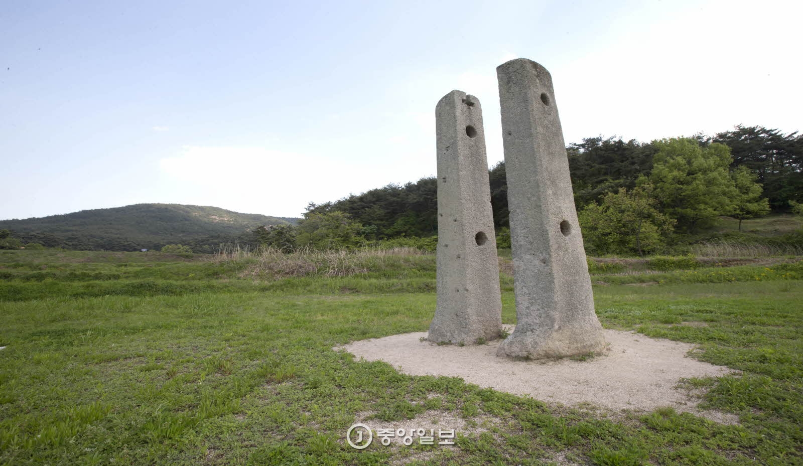 들녘 한가운데 서 있는 당간지주. 신라 사찰 ‘남간사’에서 행사 때 깃발을 걸던 용도였다.