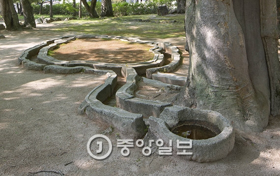 남산 북서쪽에 있는 포석정. 신라 왕가의 유희 공간이었다는 설이 유력하다.