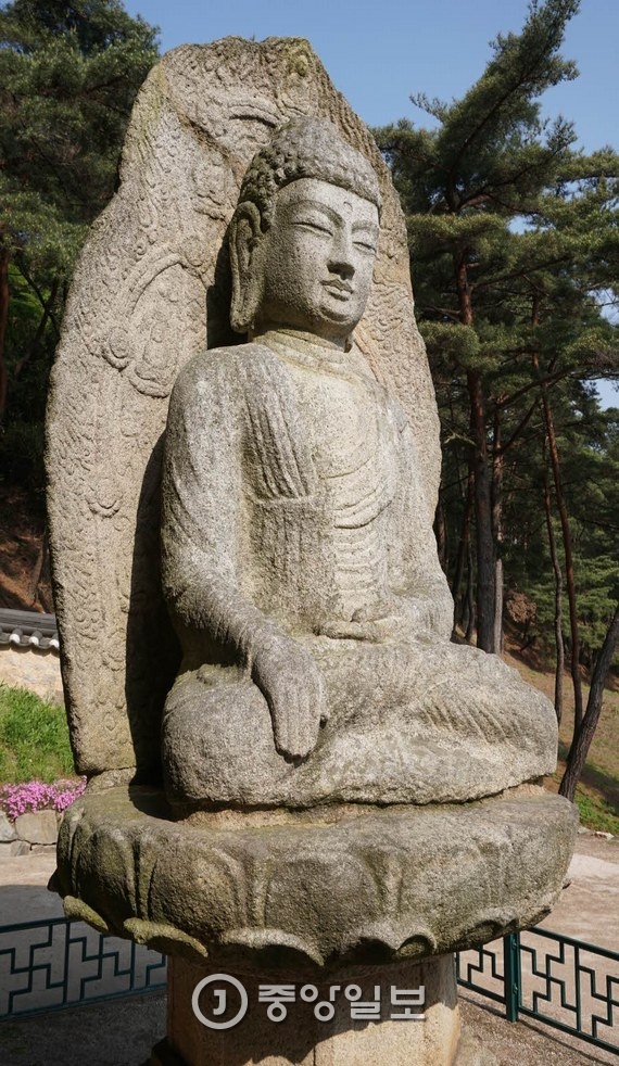 남산에 있는 불상 중 가장 온전한 모습으로 남아 있는 보리사 여래좌상.