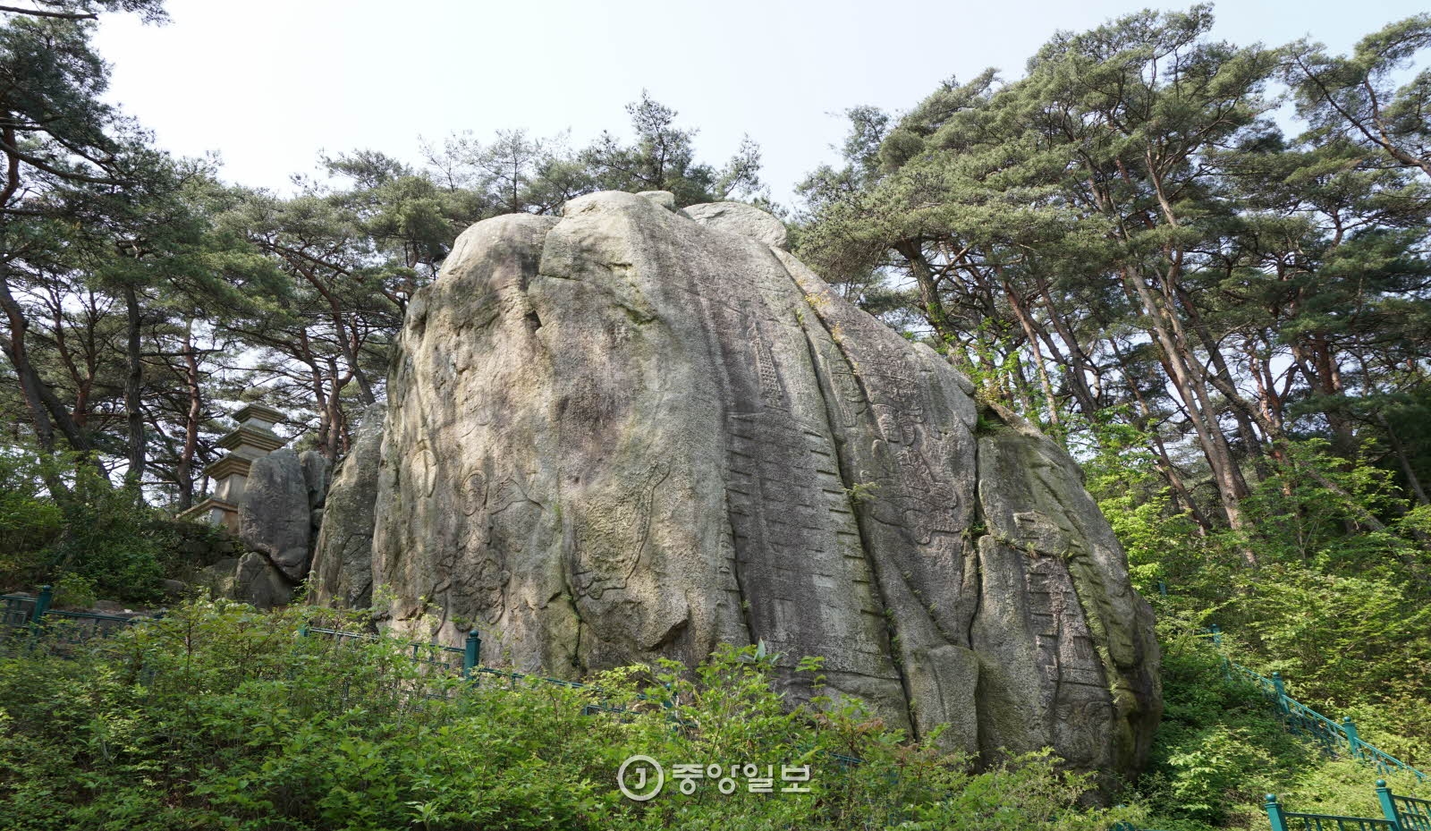 바위 네 면에 다채로운 조각이 새겨진 탑골 마애조상군. 부처바위라고도 부른다.