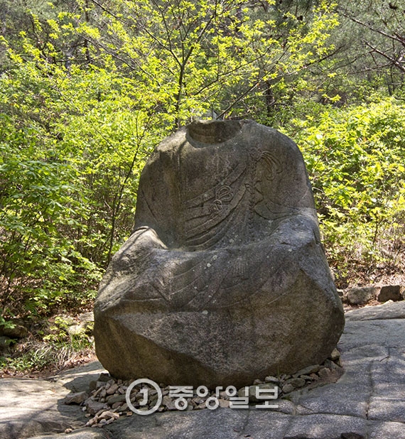 남산에는 훼손된 불상이 많다. 대부분이 지진이나 산사태로 손상됐다.