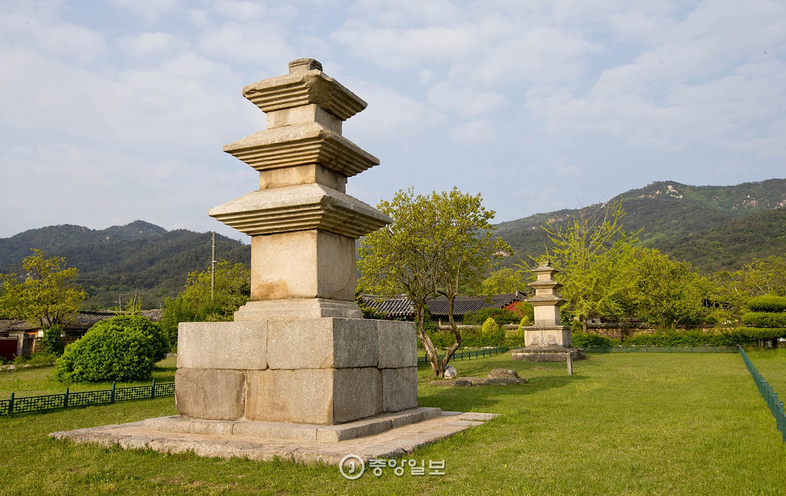 삼층쌍탑. 자세히 보면 생김새가 전혀 다르다.